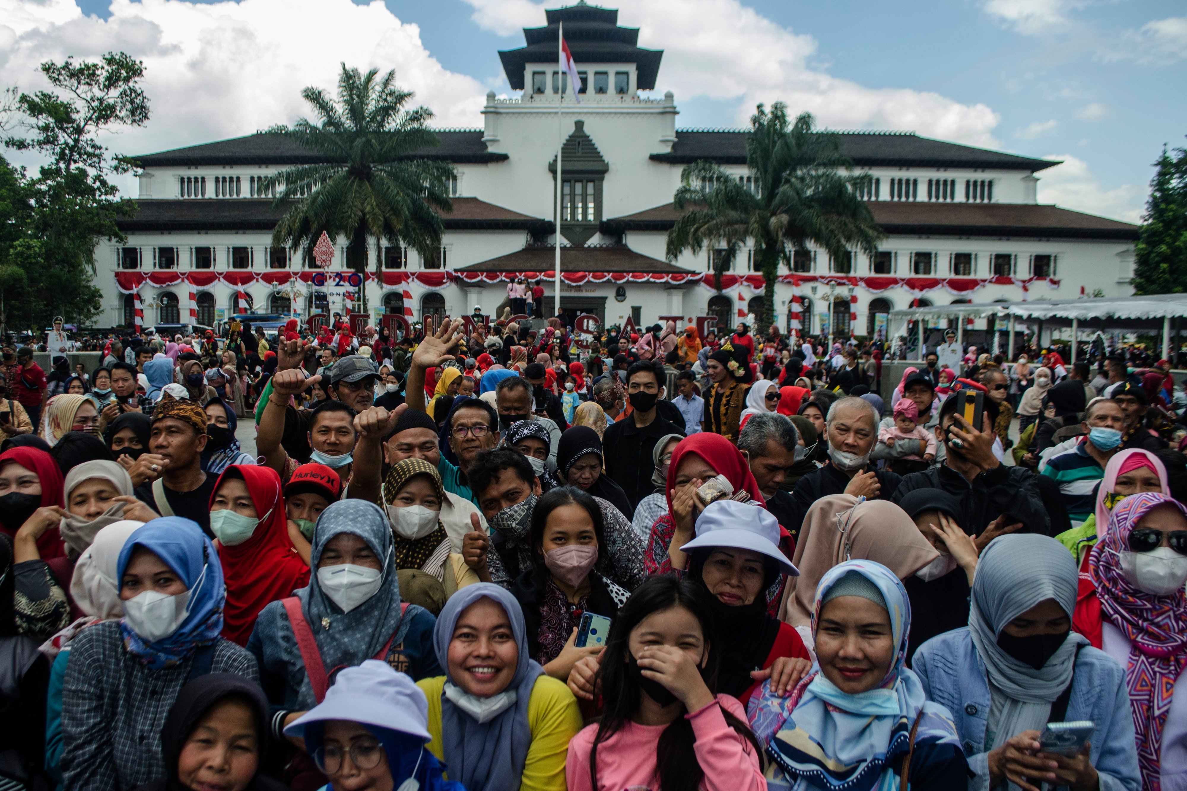 Warga berada di depan Gedung Sate, kantor Pemerintah Provinsi Jawa Barat.