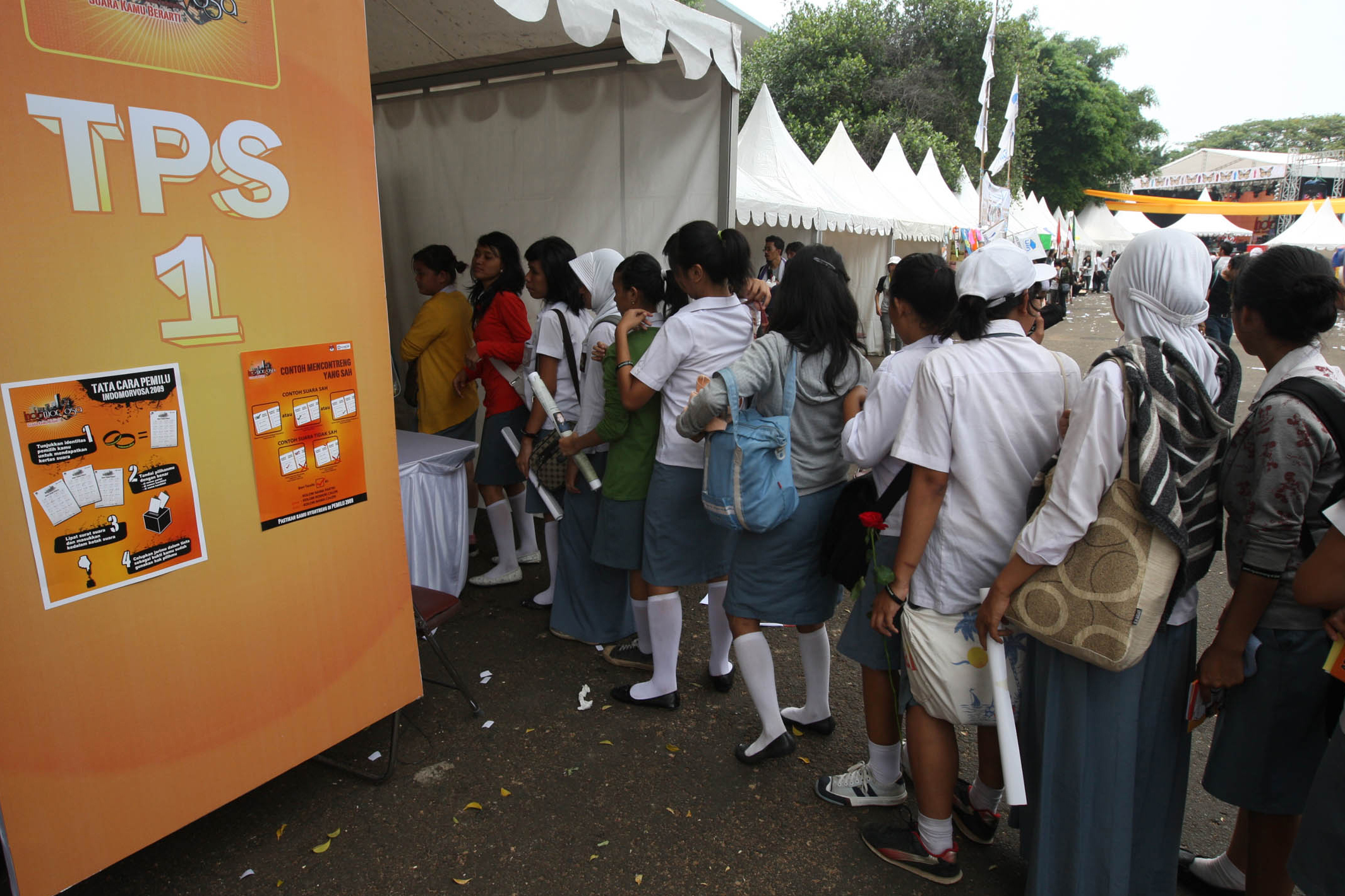Siswa dan siswi SMU mengikuti simulasi Pemilu di Kompleks Olahraga Gelora Bung Karno, Senayan, Jakarta, Minggu (29/3/2009).