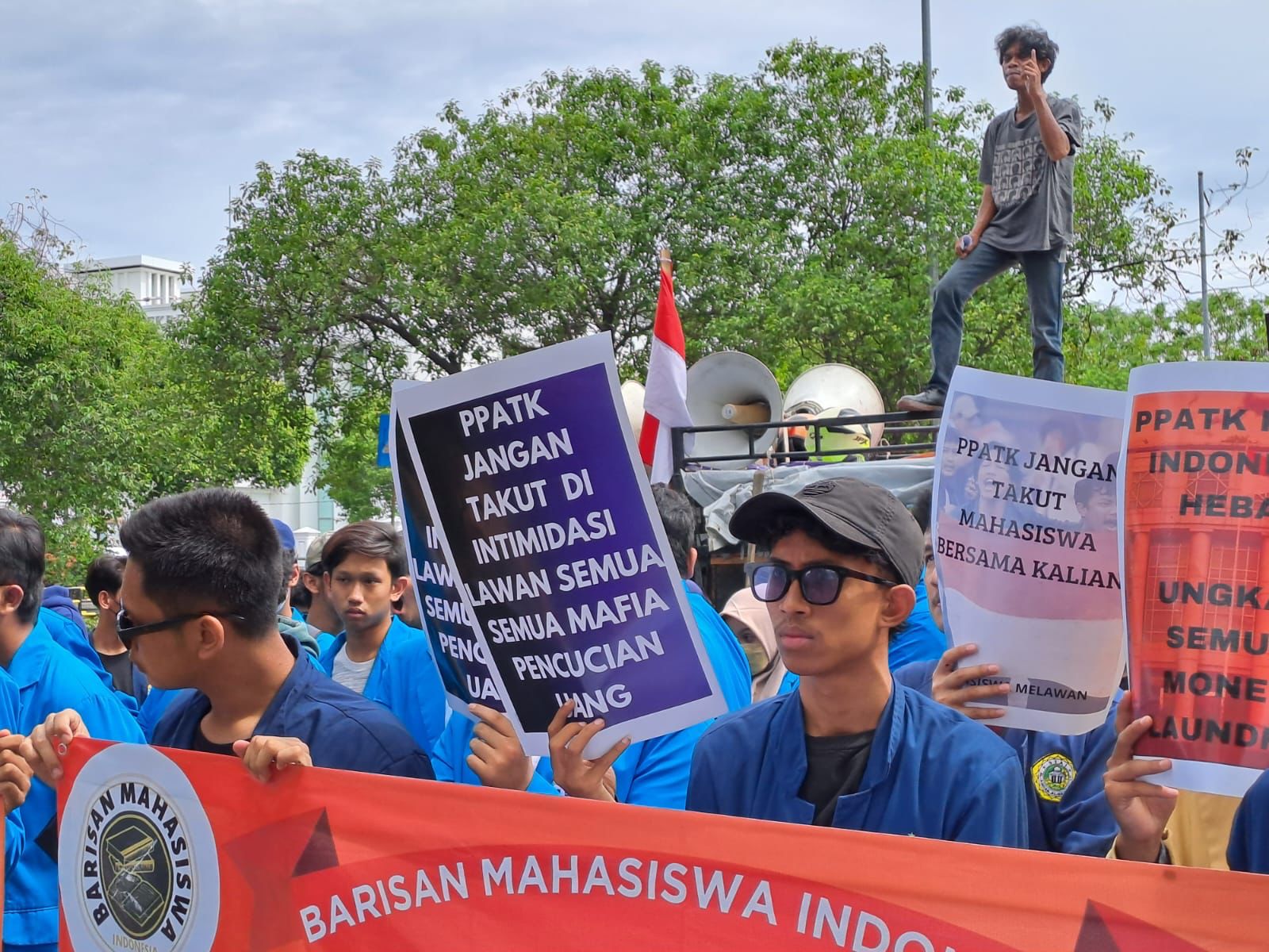 Barisan Mahasiswa Indonesia (BIMA Indonesia) meminta PPATK tidak takut membongkar aliran dana janggal ke rekening partai politik