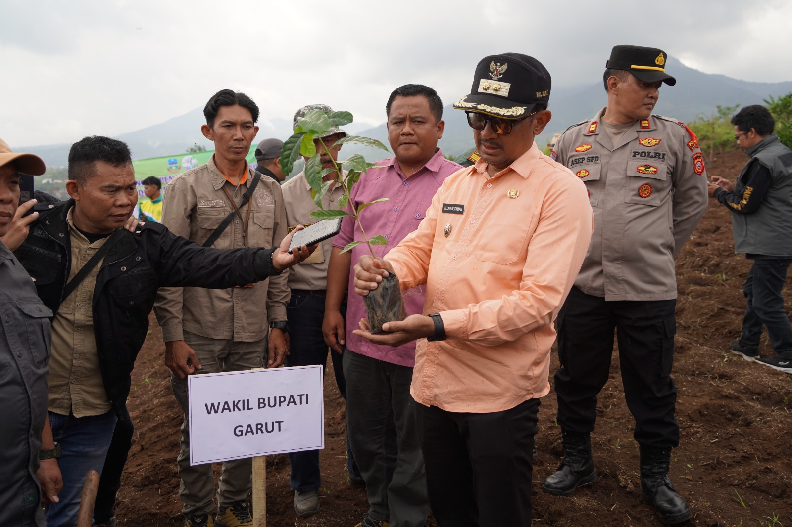 Wakil Bupati Garut, Helmi Budiman memulai program penanaman kopi. 