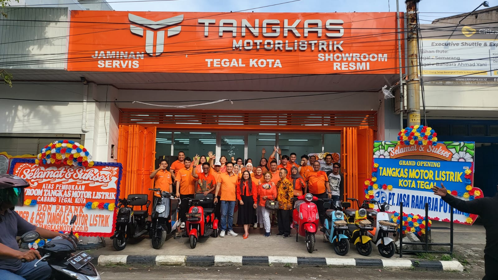 Acara grand opening showroom Tangkas motor listrik di Kota Tegal, Jawa Tengah.