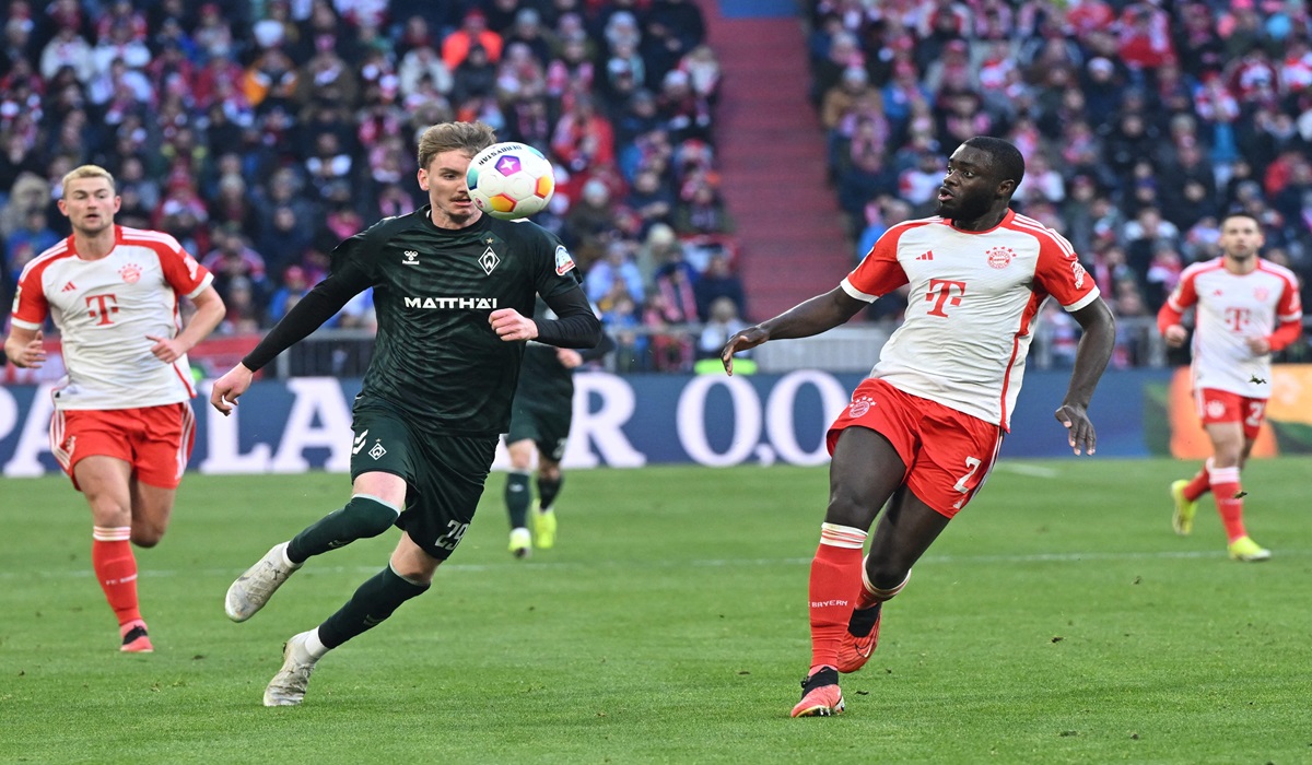 Bek Bayern Muenchen Dayot Upamecano (kanan)