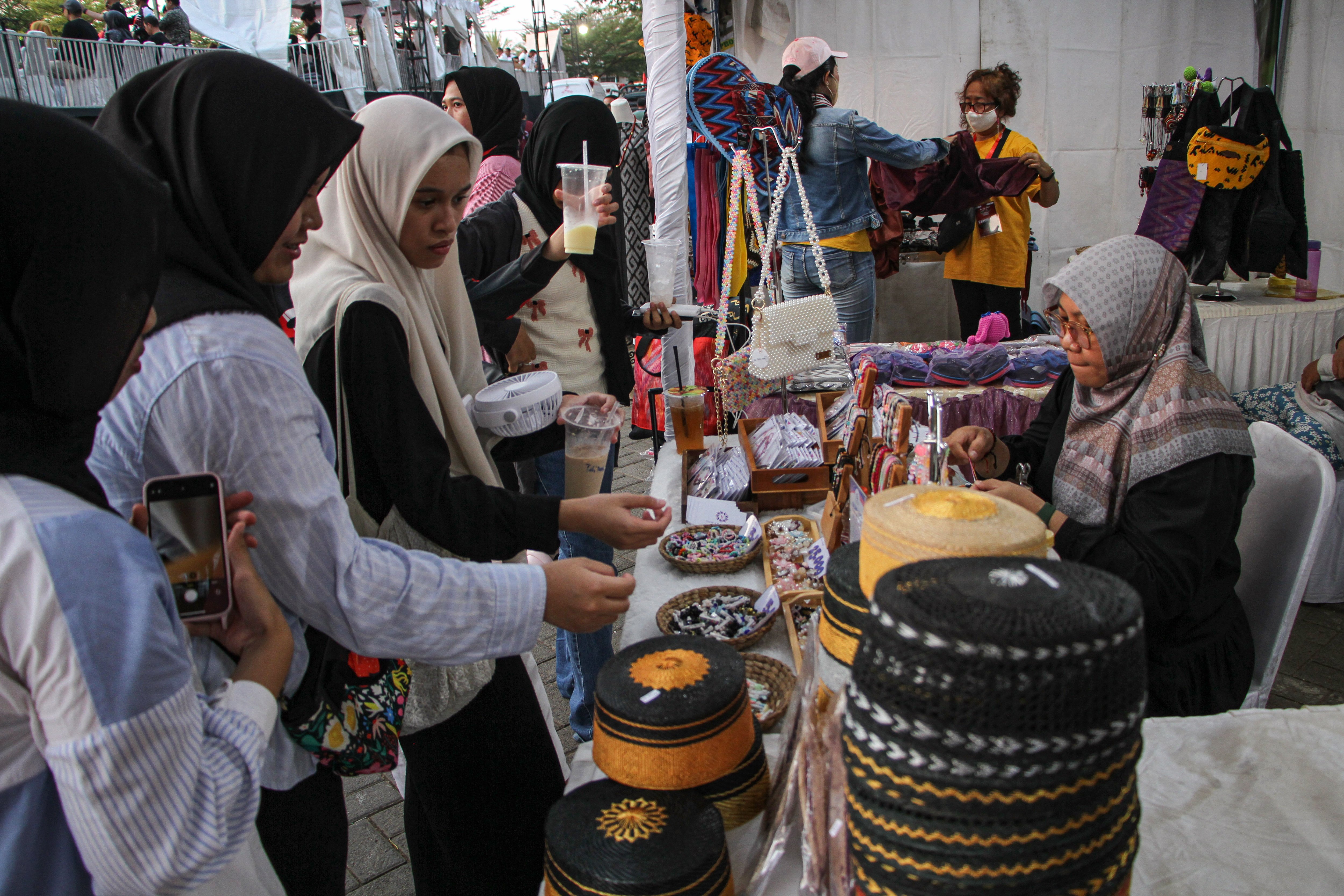 Pengunjung melihat berbagai jenis perhiasan manik-manik saat pameran produk UMKM di Anjungan Pantai Losari, Makassar, Sulawesi Selatan.