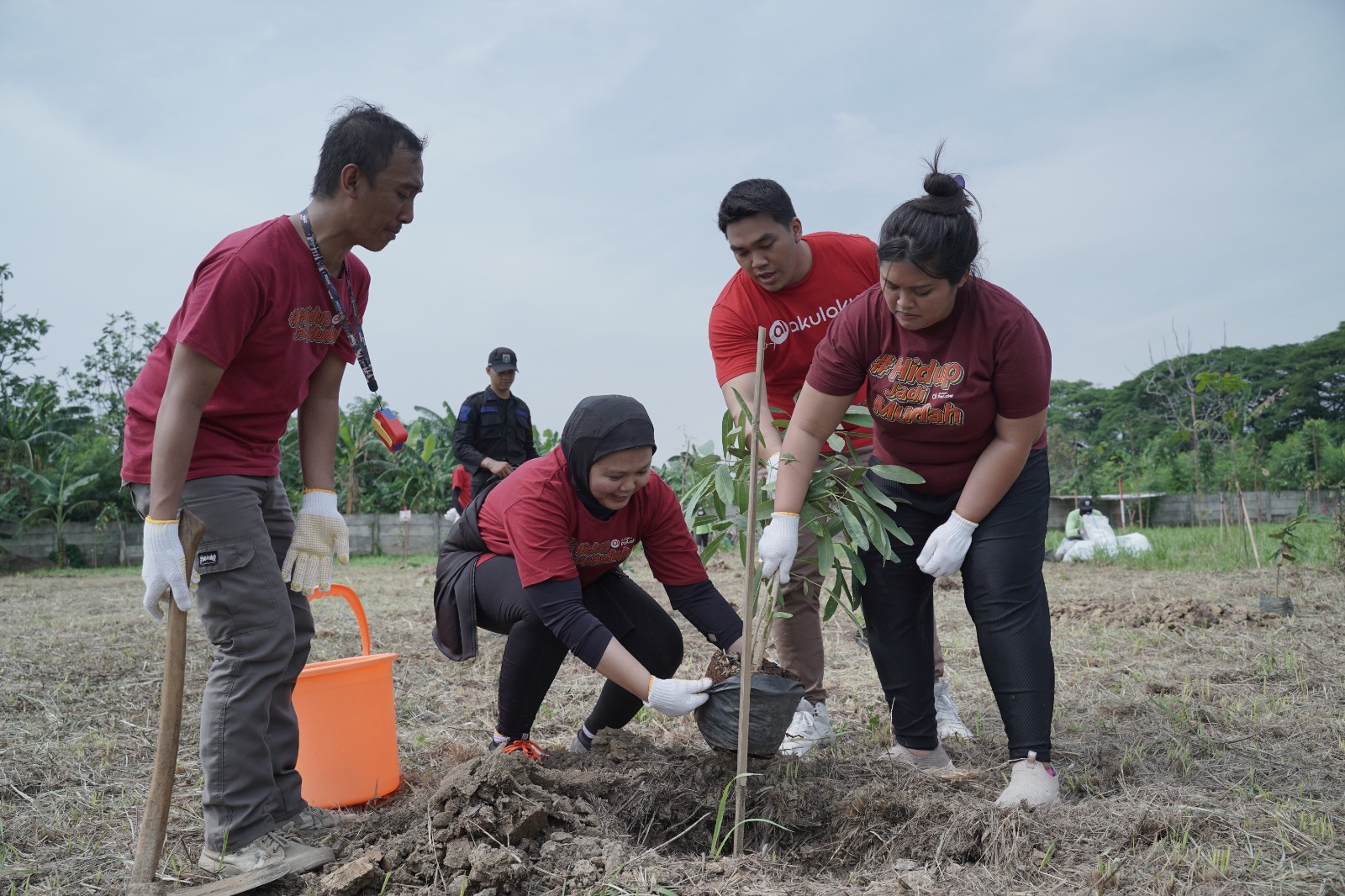 Akulaku Group menanam pohon di Hutan Kota Ujung Menteng, Jakarta.