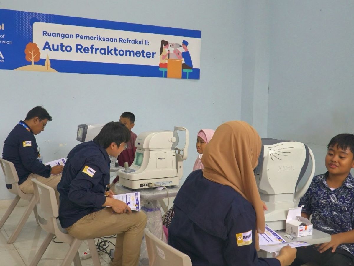 Pemeriksaan mata di An-Nahl Islamic School di Jalan Raya Ciangsana, Kabupaten Bogor, pada Rabu, 24 Januari 2024.
