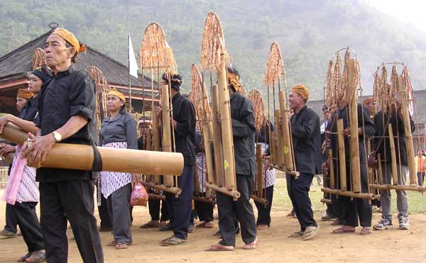 Indonesia merayakan Hari Kebangkitan Bahasa Sunda pada 17 Januari sebagai bentuk penghormatan terhadap kekayaan bahasa daerah. 