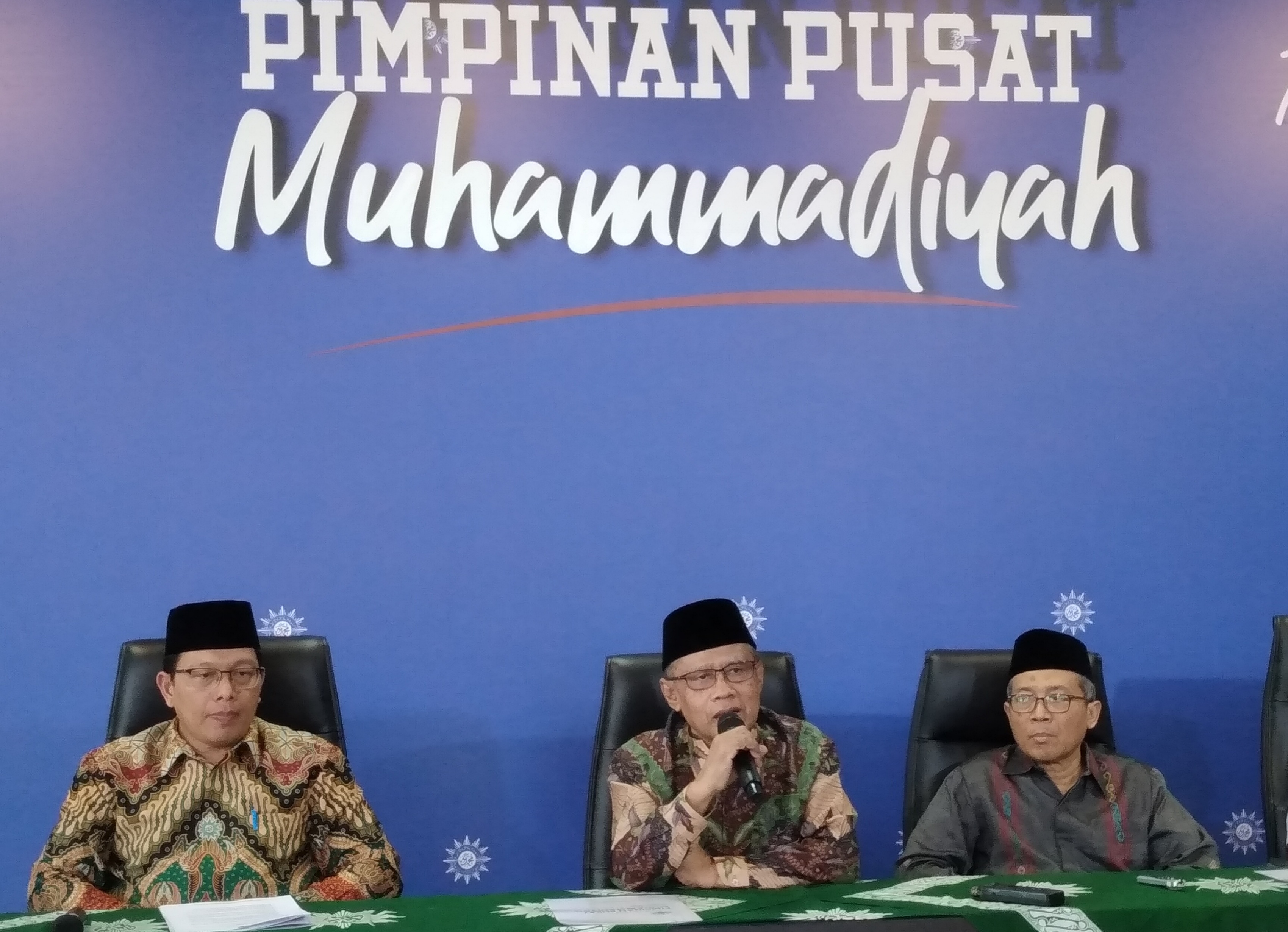 Ketua Umum PP Muhammadiyah, Haedar Nashir (tengah).