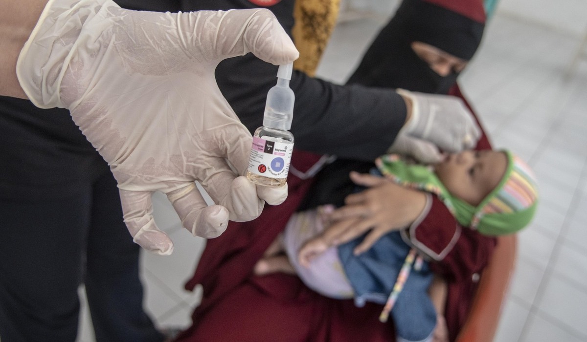 Ilustrasi petugas posyandu memberikan sub pin polio pada anak.