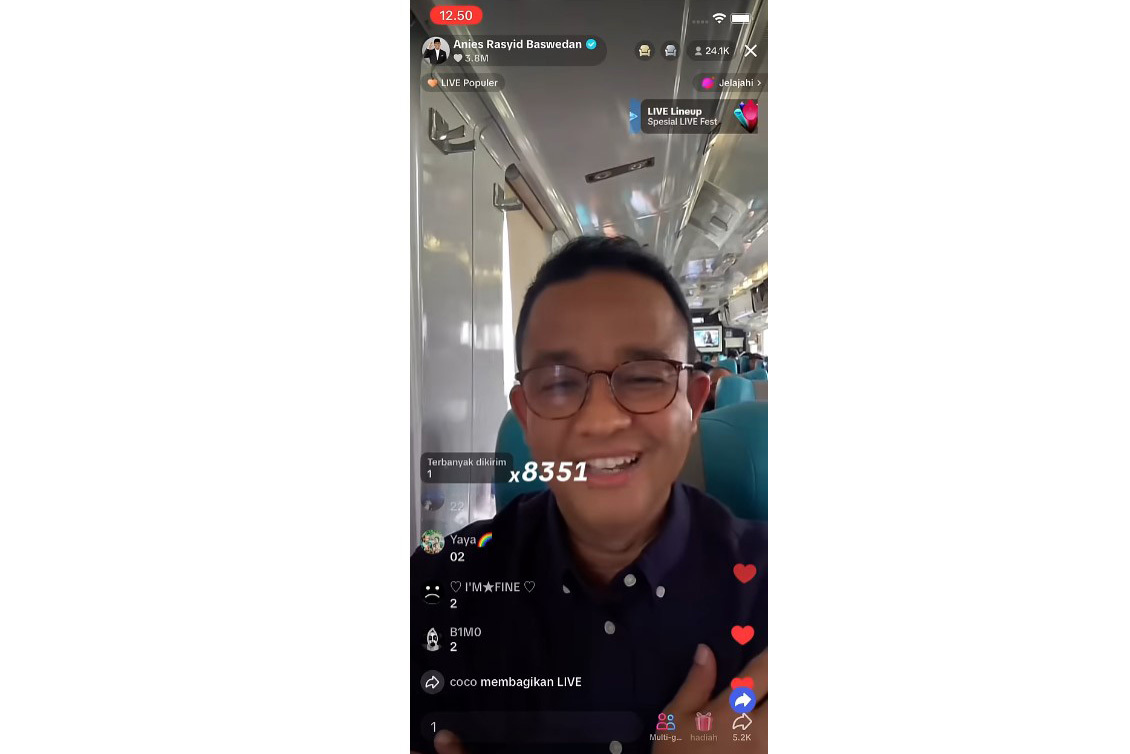 Anies Baswedan tengah melakukan siaran langsung melalui Tiktok.