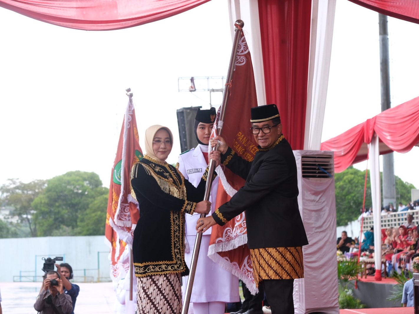 Pj Gubernur Kaltim Akmal Malik menyerahkan langsung penghargaan kepada Bupati Berau Sri Juniarsih Mas.