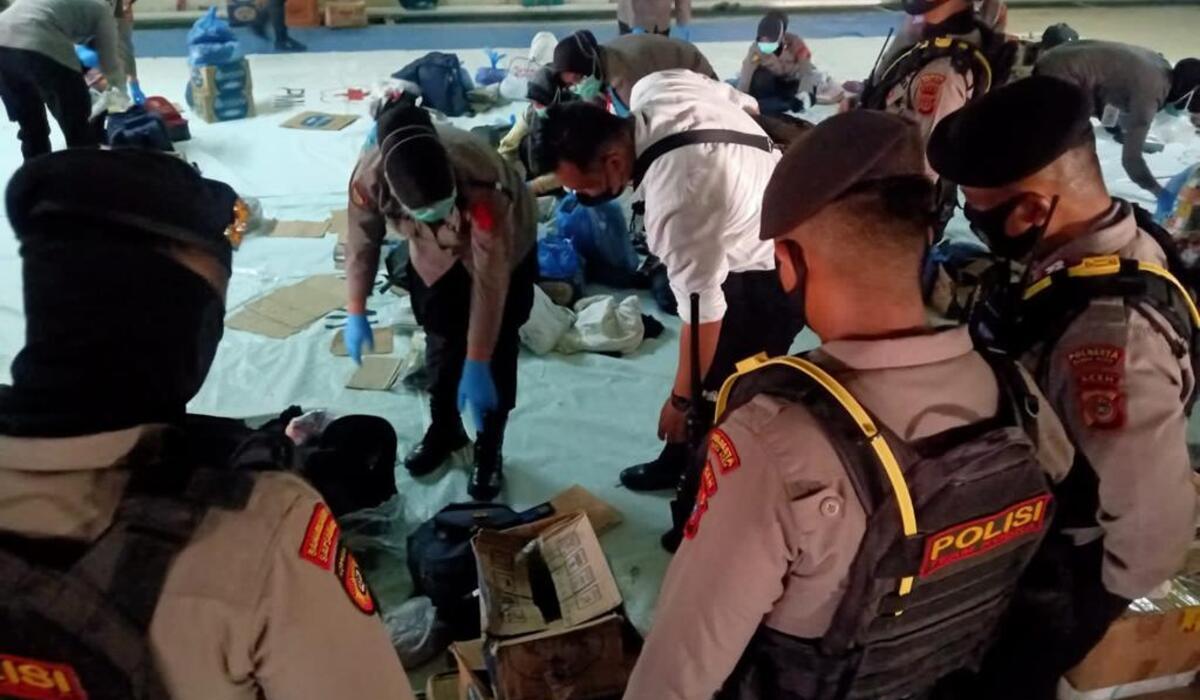 Polisi mengecek barang milik 3 pengungsi Rohingya yang melarikan diri dari Gedung BMA Banda Aceh.