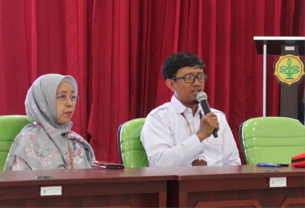 Wakil Kepala SMK PPN Banjarbaru Bidang Kurikulum, Airin Nurmarita (kiri).