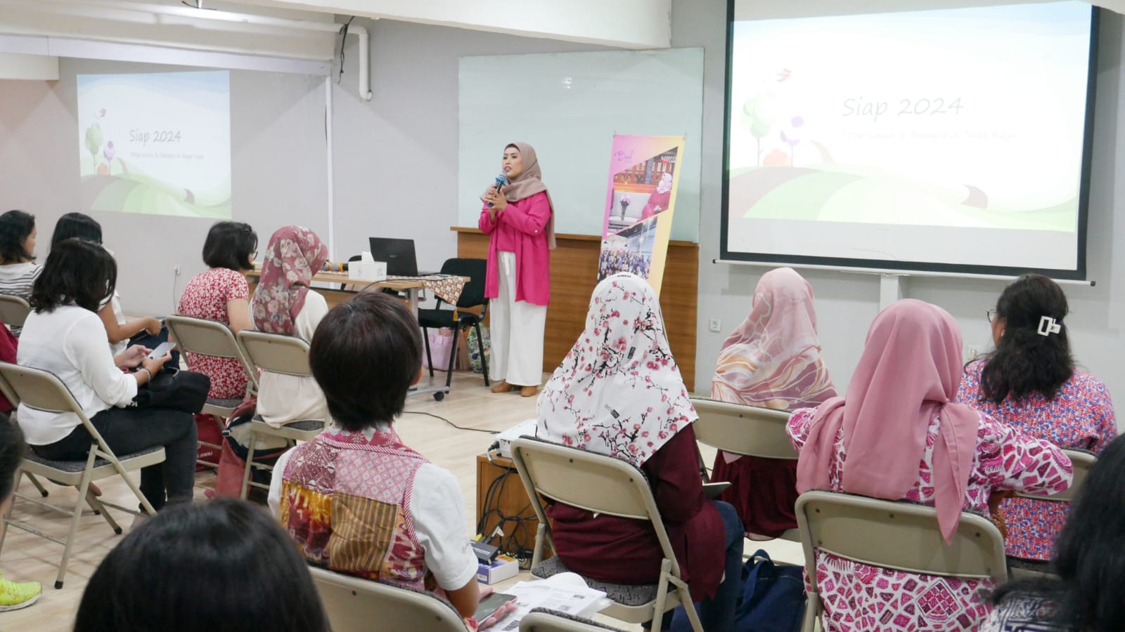 Sari Musdar, bazi coach, memberi pemaparan pada Workshop ‘Siap 2024’ mencoba membuat rancangan Bazi pada 2024.