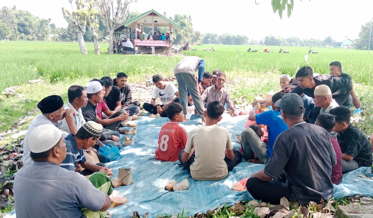 Suasana samadiah, tahlil, doa tolak bala dan tradisi kenduri sawah di Desa Gampong U, Kecamatan Indrajaya, Kabupaten Pidie, Aceh.