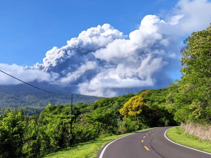 Gunung Lewotobi Laki-Laki di Desa Pululera, Kecamatan Wulanggitang, Kabupaten Flores Timur, Nusa Tenggara Timur meletus, Sabtu (23/12).