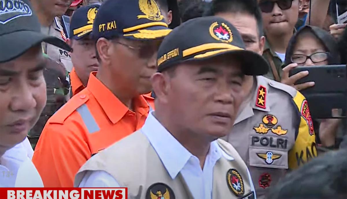 Muhadjir Effendy mengungkapan dua orang meninggal dunia, satu dalam proses evakuasi dan 22 korban luka akibat tabrakan kereta api KA Turangg