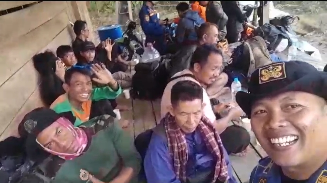 Tim gabungan mengevakuasi 13 orang yang dilaporkan tersesat di kawasan Taman Nasional Gunung Gede Pangrango.