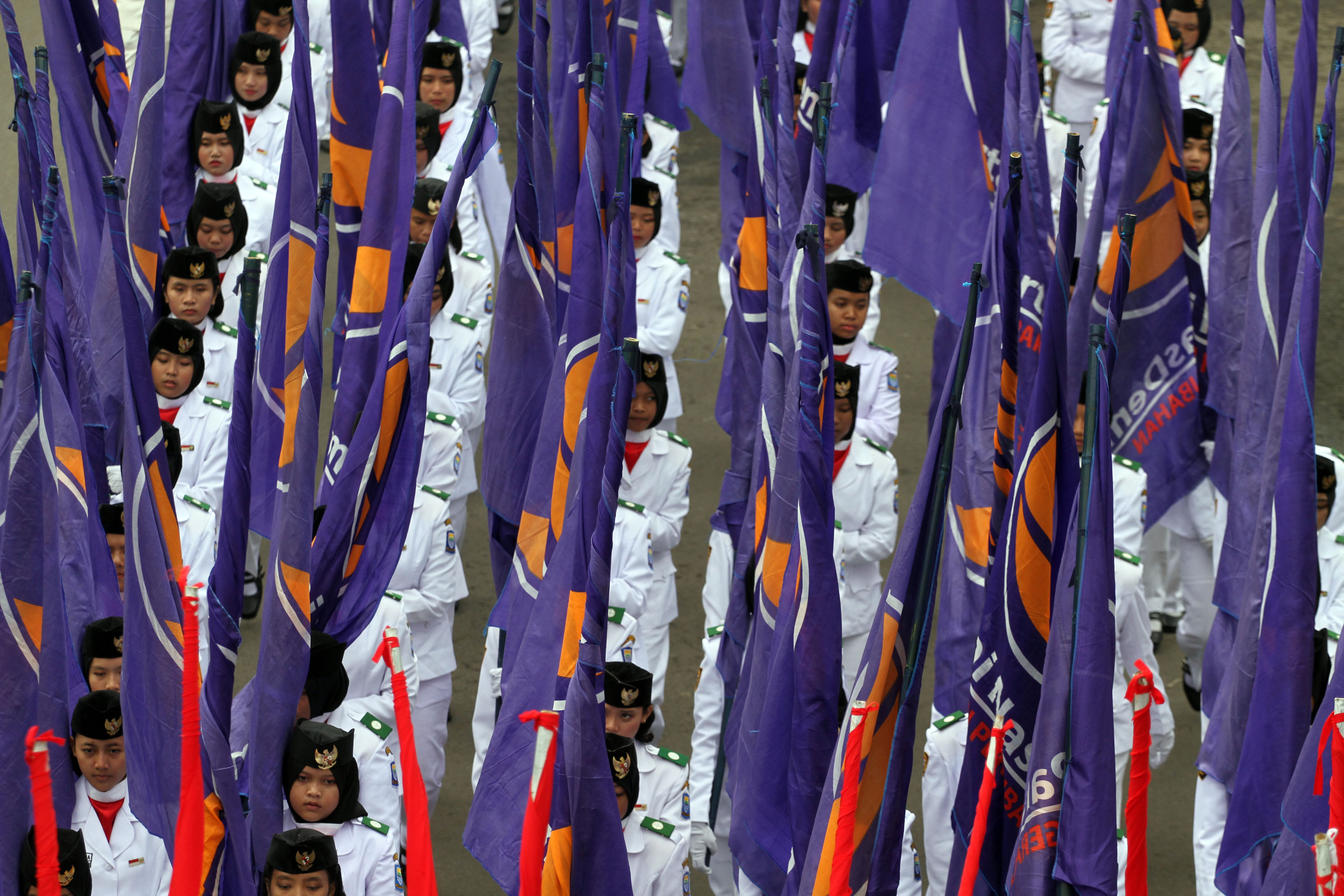 Sejumlah Paskibraka dengan bendera Merah Putih dan Partai NasDem mengikuti Kirab Budaya.