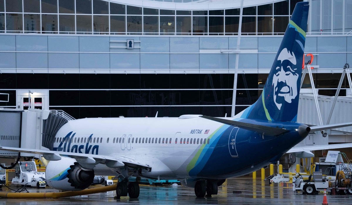 Pesawat Alaska Airlines Boeing 737 MAX 9