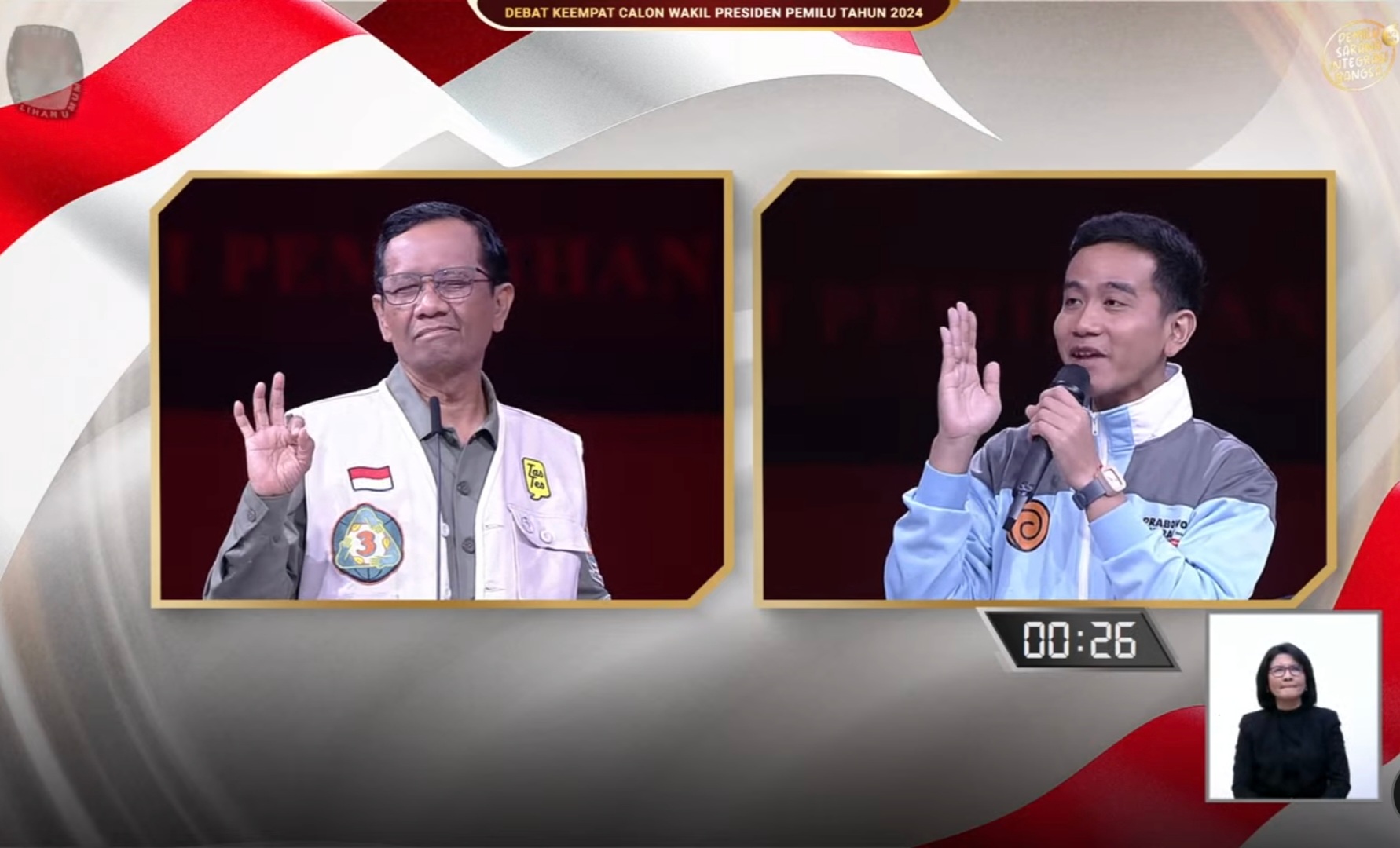 Mahfud MD acungkan tiga jari dengan telunjuk dan jempol yang ditekuk.