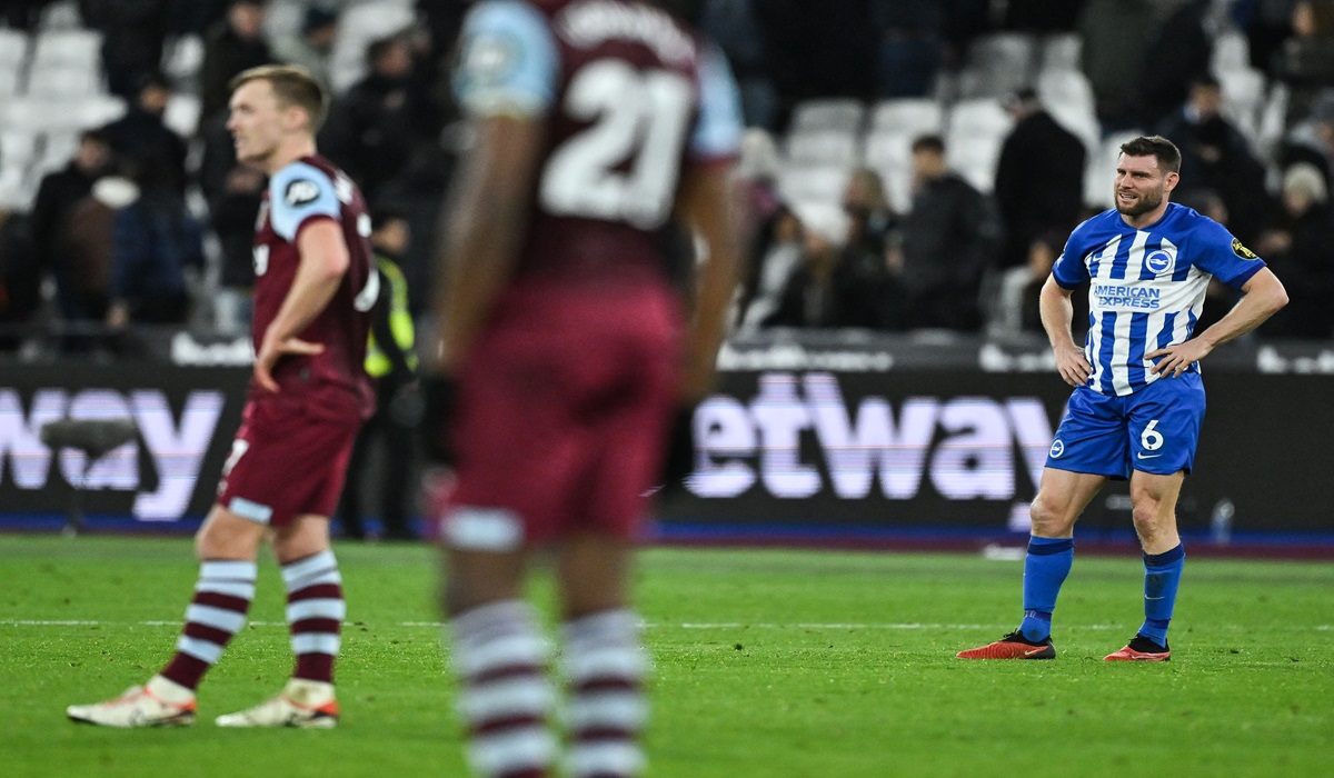 Gelandang Brighton and Hove Albion James Milner (kanan)