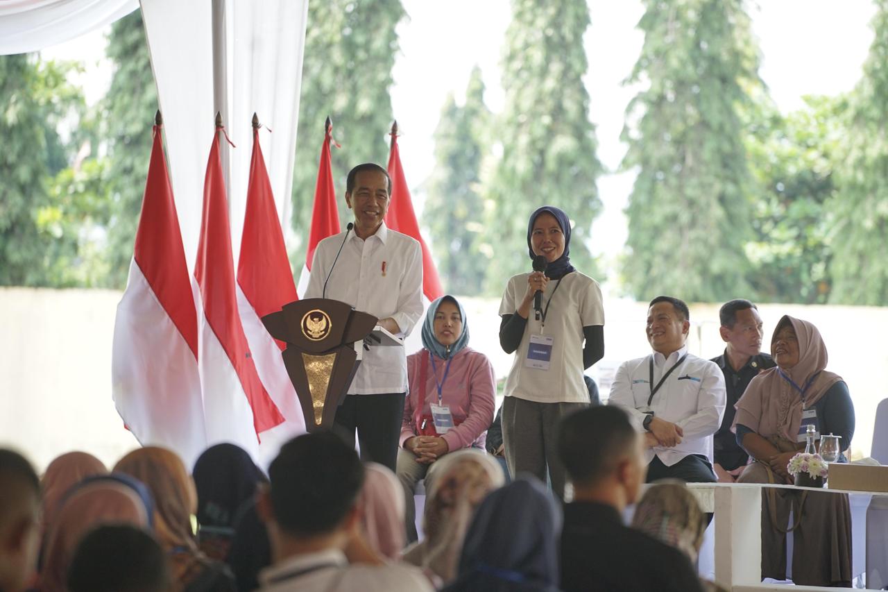 Jokowi di tengah nasabah PNM
