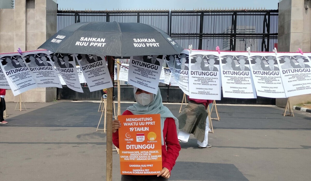 Kelompok sipil berdemo menuntut pengesahan RUU PPRT.