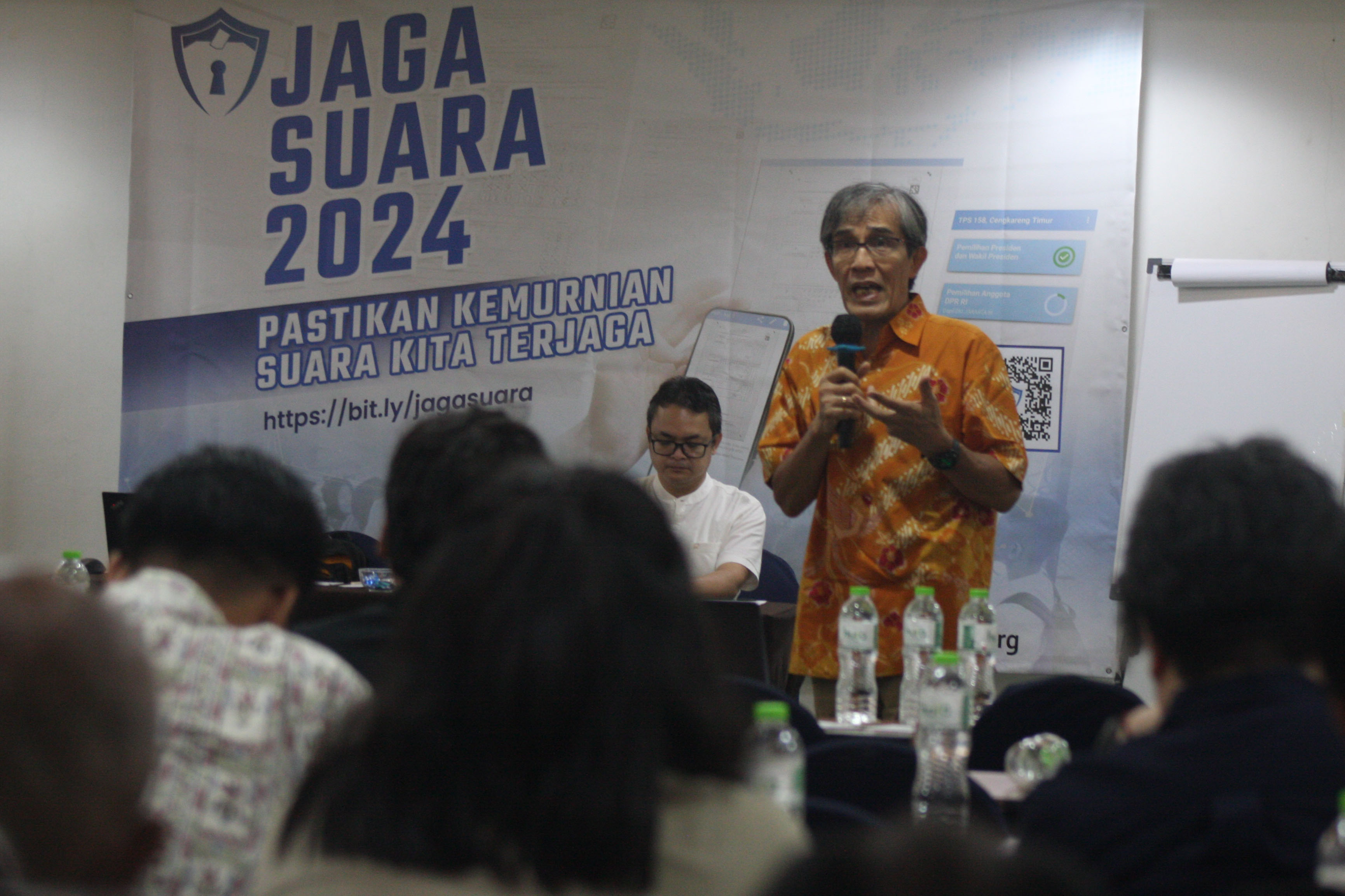 Direktur Eksekutif Netgrit, Hadar Nafis Gumay (kanan) memaparkan pengunaan dan cara kerja dari aplikasi JagaSuara 2024 
