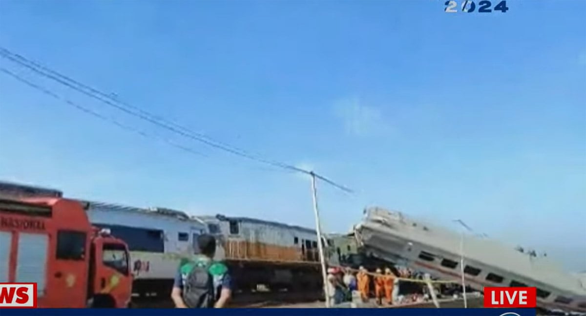 Tiga orang dikabarkan tewas dalam insiden tabrakan dua Kereta Api (KA) di sepanjang jalur stasiun Cicalengka-Haurpugur, Kabupaten Bandung.