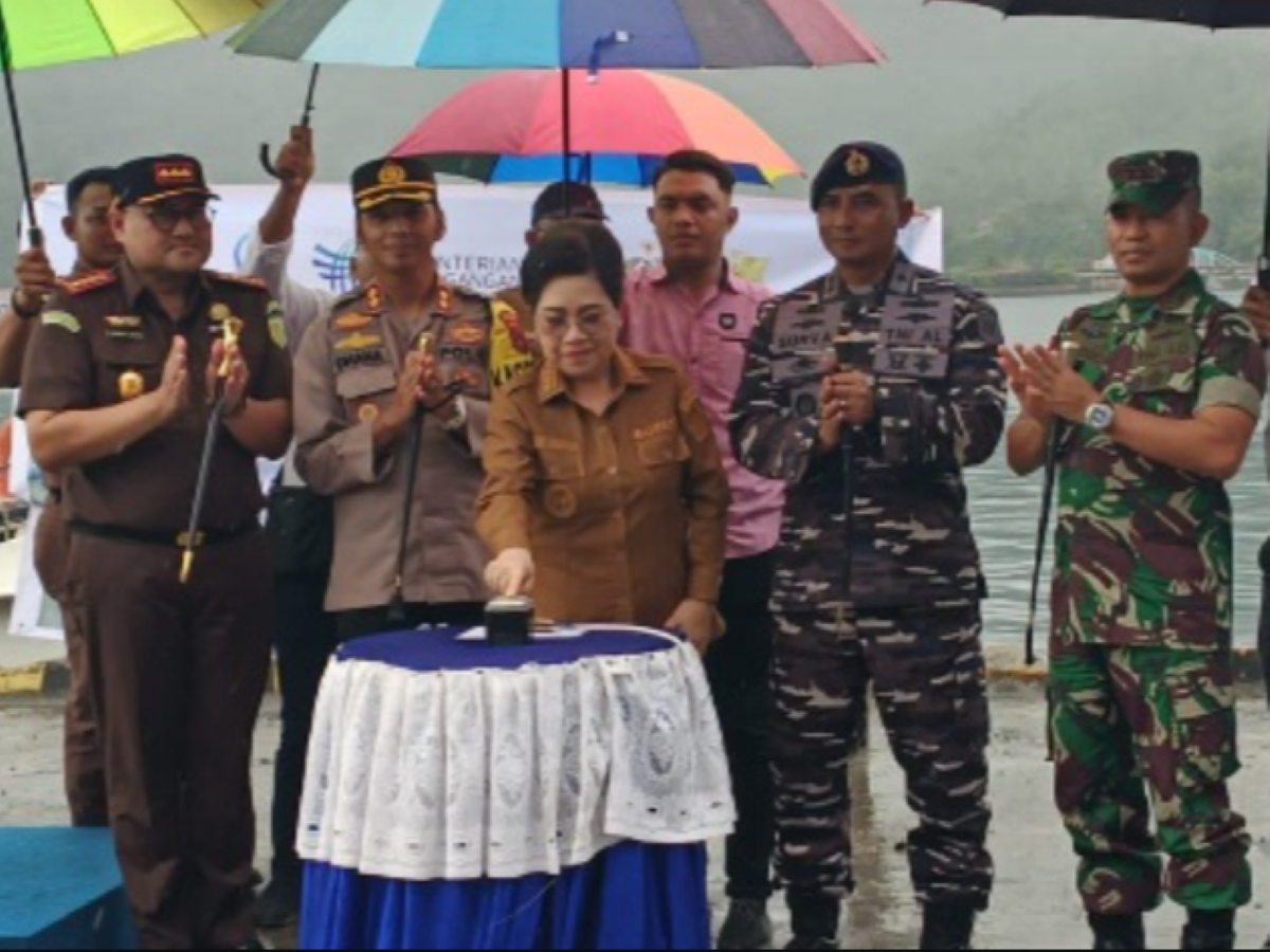 Penjabat Bupati Kepulauan Sangihe Rinny Silangen Tamuntuan (RST) saat melepas ekspor itu di pelabuhan Nusantara Tahuna, Senin (29/1). 