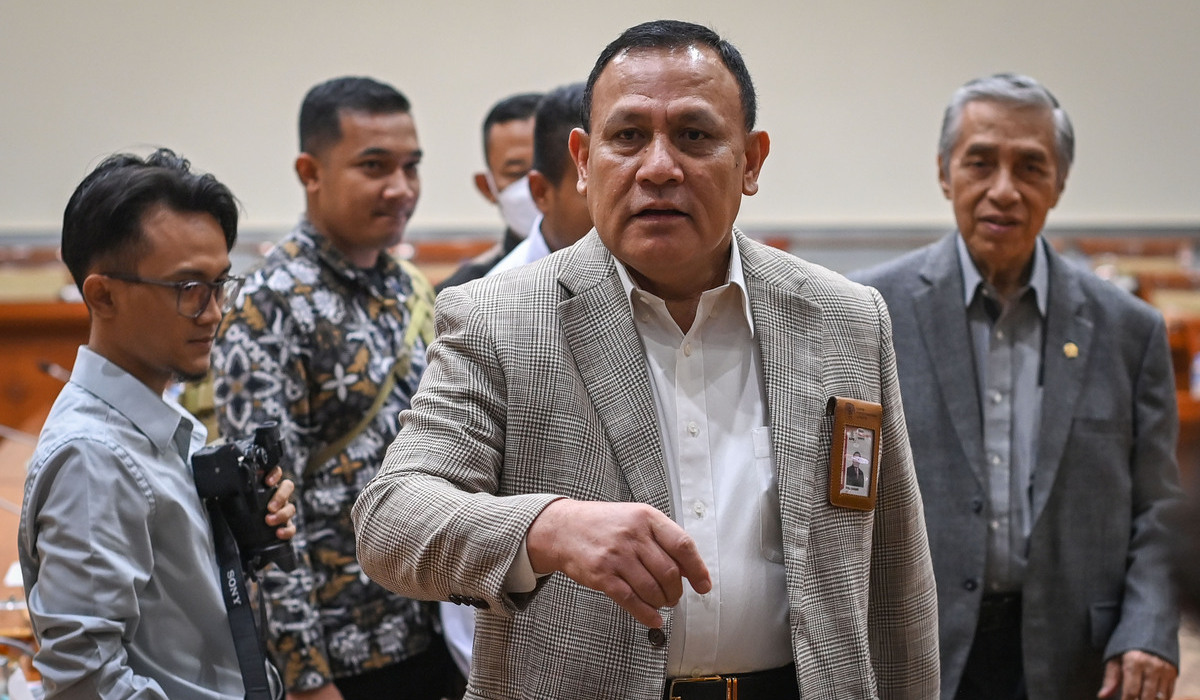 Mantan Ketua Komisi Pemberantasan Korupsi (KPK) Firli Bahuri (tengah).