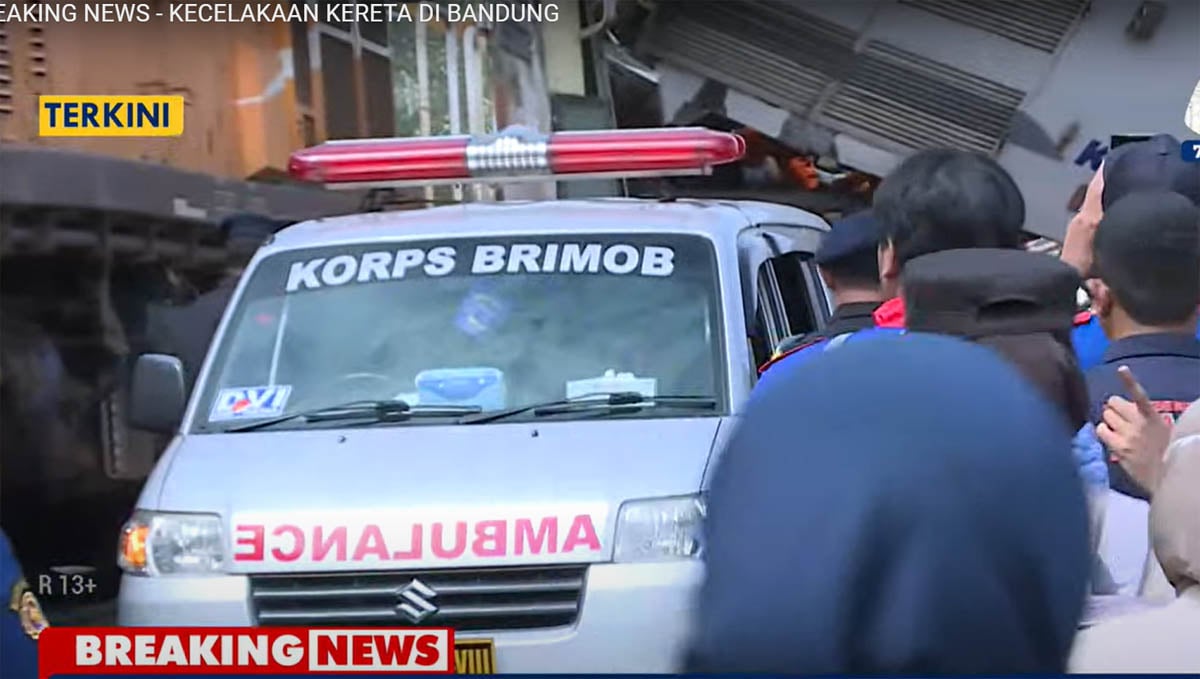 Kapolresta Bandung Kombes Kusworo Wibowo mengatakan petugas masih mengevakuasi masinis yang terjepit dalam tubuh kereta.