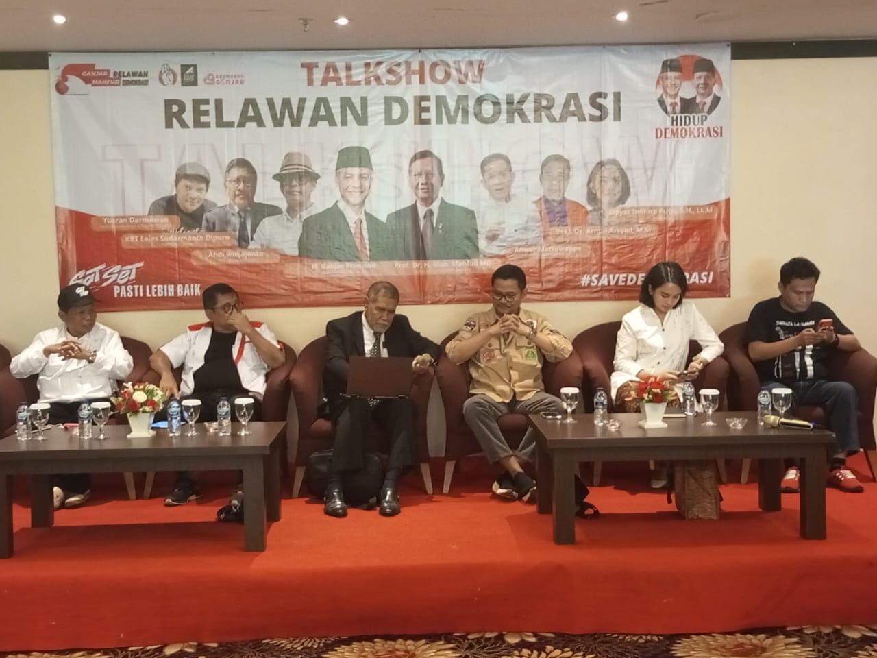 Akademisi mengajak masyarakat untuk menyelamatkan demokrasi dari ancaman praktik politik yang tidak sehat.