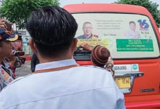 Pencopotan stiker caleg di angkot