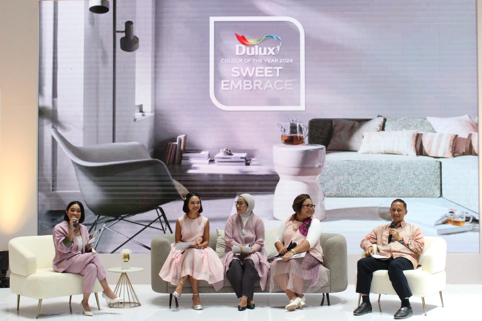 Pameran bertema “Living Your Sweet Life” dalam bentuk Dulux House of Sweet Embrace™ di Main Atrium Gandaria City Mall, Jakarta.