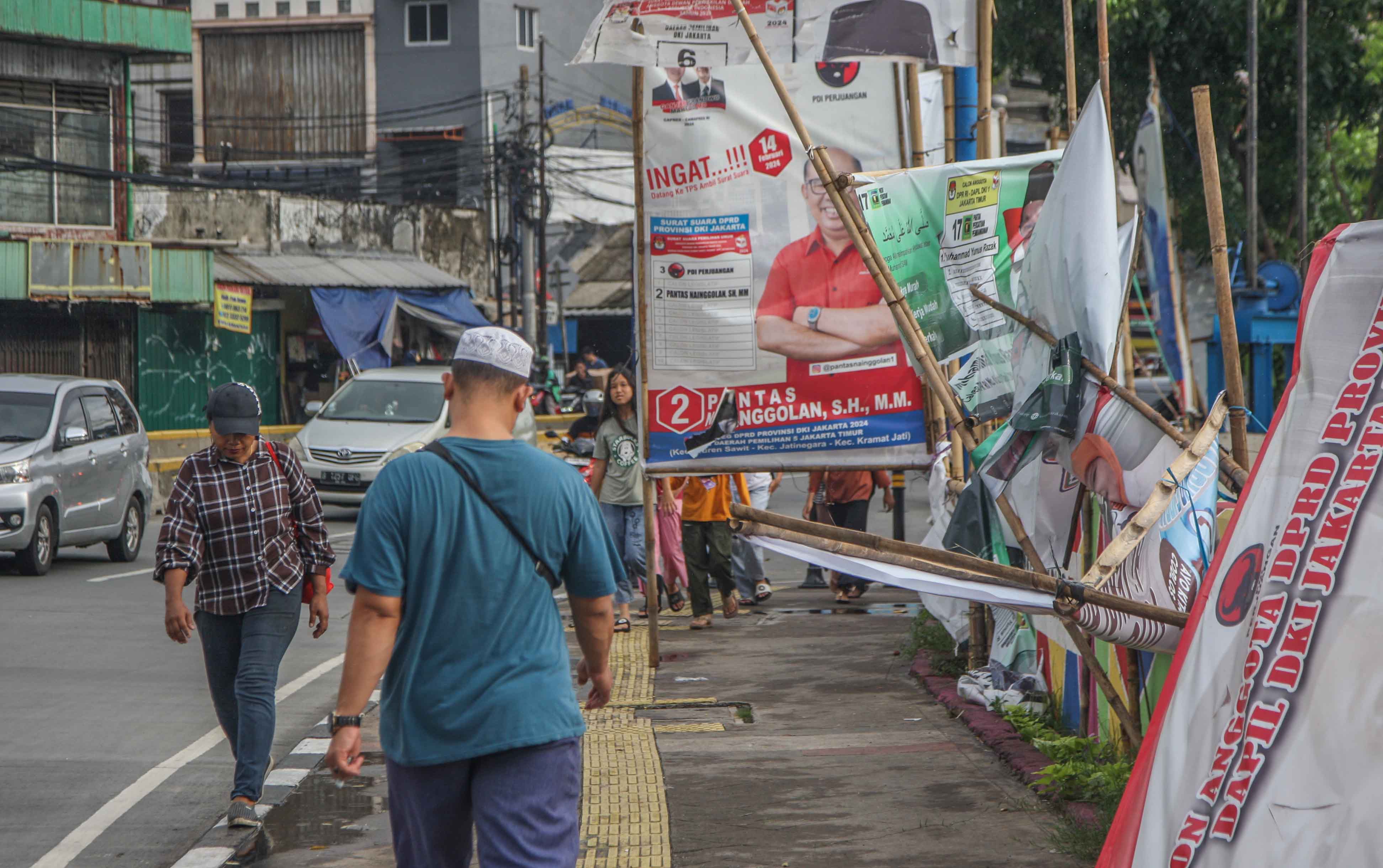 Sejumlah alat peraga kampanye (APK) terpasang tak beraturan di trotoar kawasan Kampung Melayu, Jakarta Timur