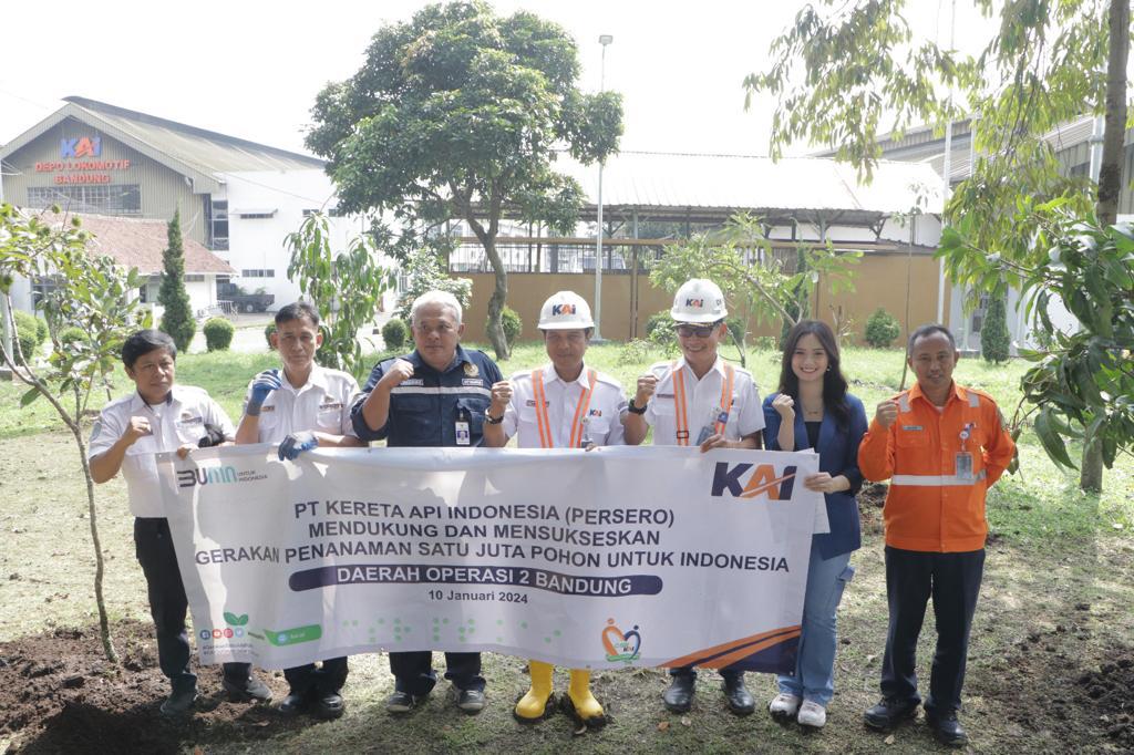 PT KAI Daerah Operasional 2 Bandung melaksanakan Gerakan Penanaman Satu Juta Pohon untuk Indonesia. 
