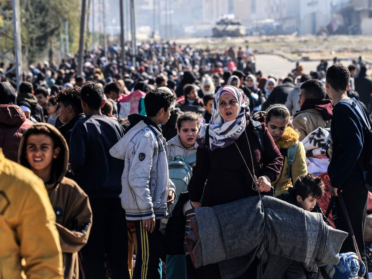 Tank Israel mengambil posisi di pinggiran barat Khan Yunis ketika sejumlah warga Palestina meninggalkan kamp pengungsi kota itu.