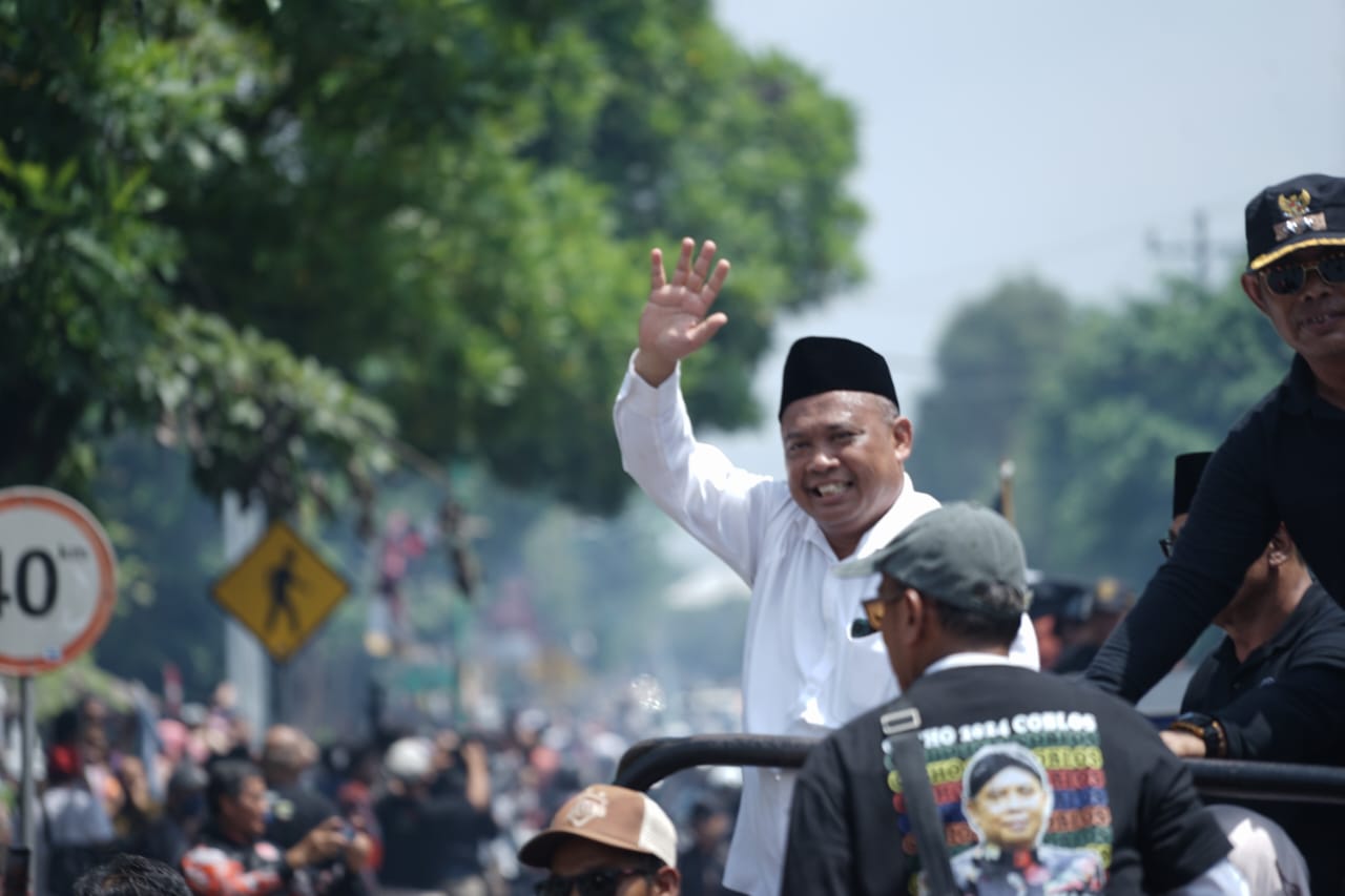 Mantan Sekda Kabupaten Sleman, Harda Kiswaya, sambut warga yang mengiringi acara pelepasan jabatan dengan arak-arakan. 