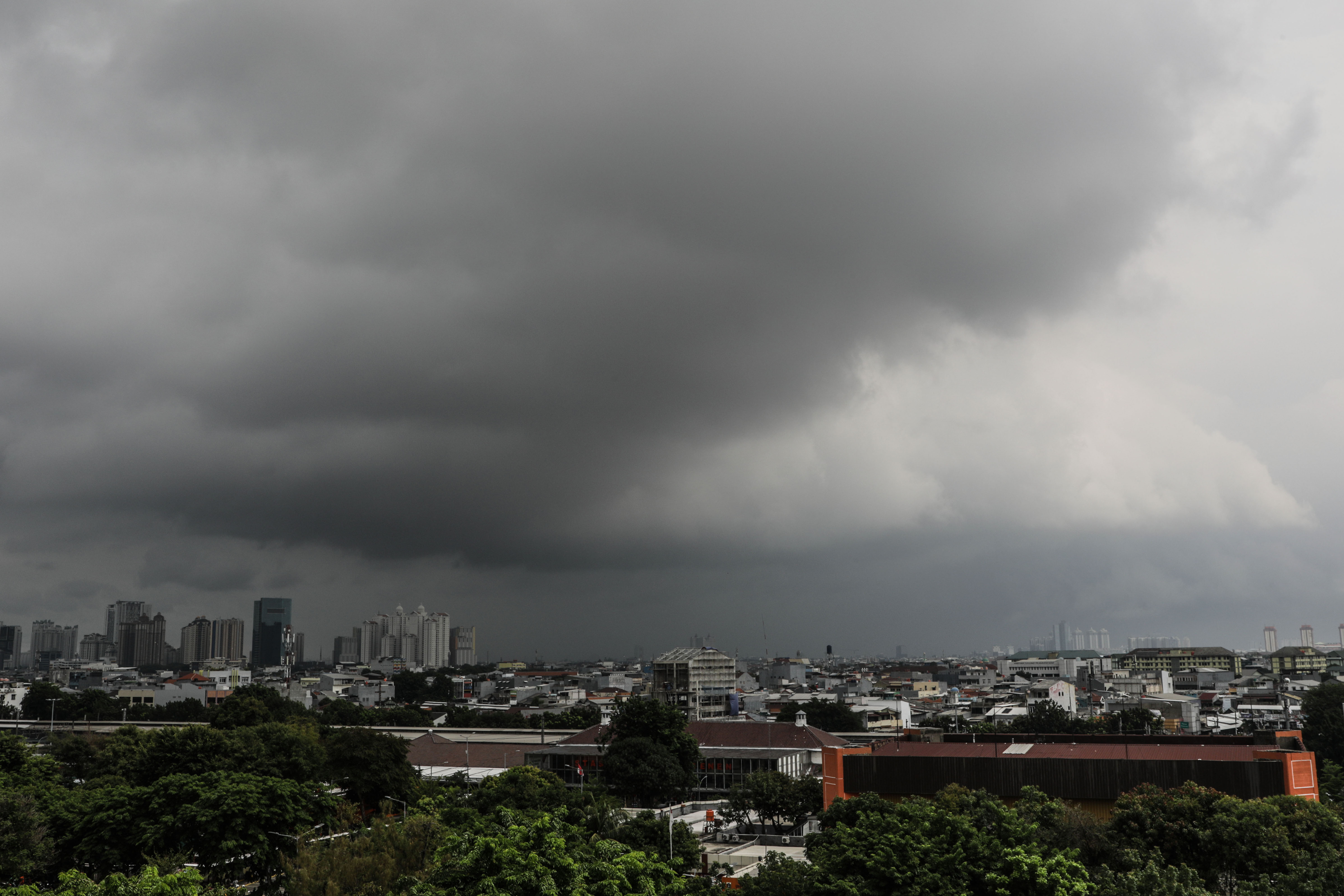 Awan tebal menyelimuti Jakarta, Rabu (17/1). BMKG mengingatkan potensi cuaca ekstrem yang masih mengancam sebagian besar wilayah Indonesia.