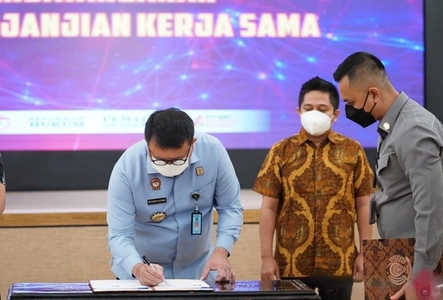 Pengusaha Andi Fahrul Amsal (tengah) yang juga pemilik perusahaan Amura Pratama melakukan MoU dengan Dirjen Pemasyarakatan, Kemenkumham.