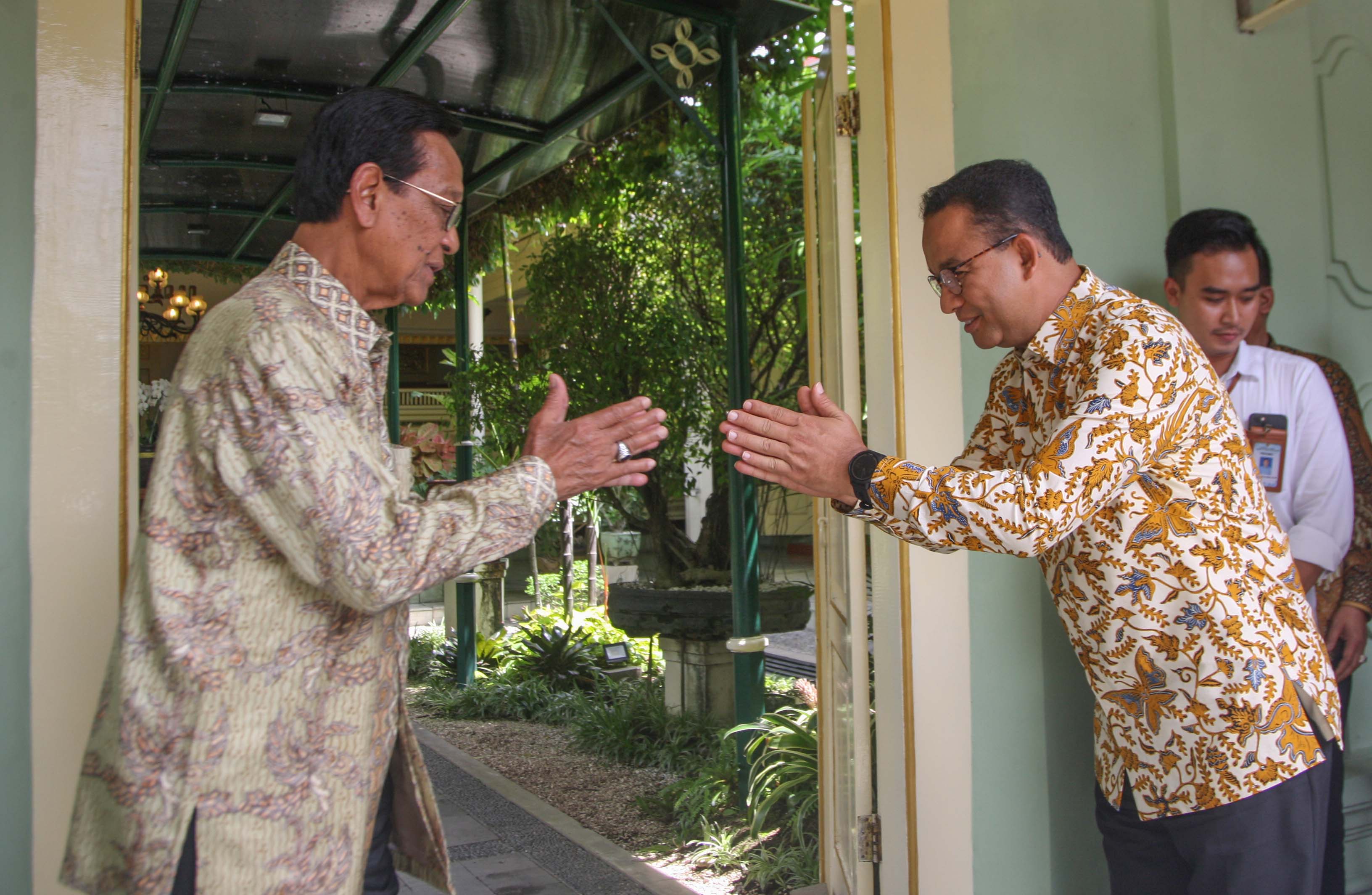 Capres nomor urut 1, Anies Baswedan memberi salam pada Sri Sultan Hamengkubuwono X di Kepatihan, Jalan Malioboro, Yogyakarta, Rabu (24/1).