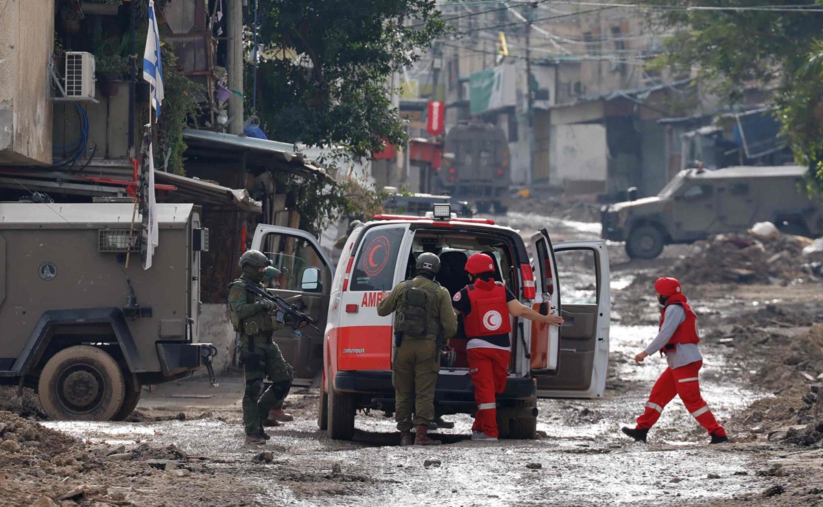 Tentara Israel menghentikan ambulans Bulan Sabit Merah Palestina di pintu masuk kamp pengungsi Tulkarem di Tepi Barat, Rabu (17/1).