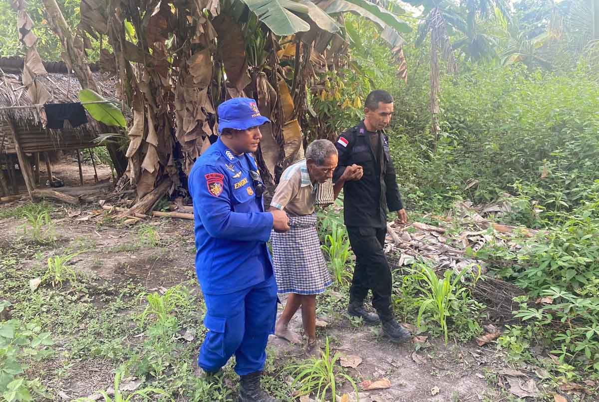 Brimob Polda NTT berhasil mengevakuasi 31 lansia dan anak-anak yang terjebak di kaki Gunung Lewotobi Laki-Laki.