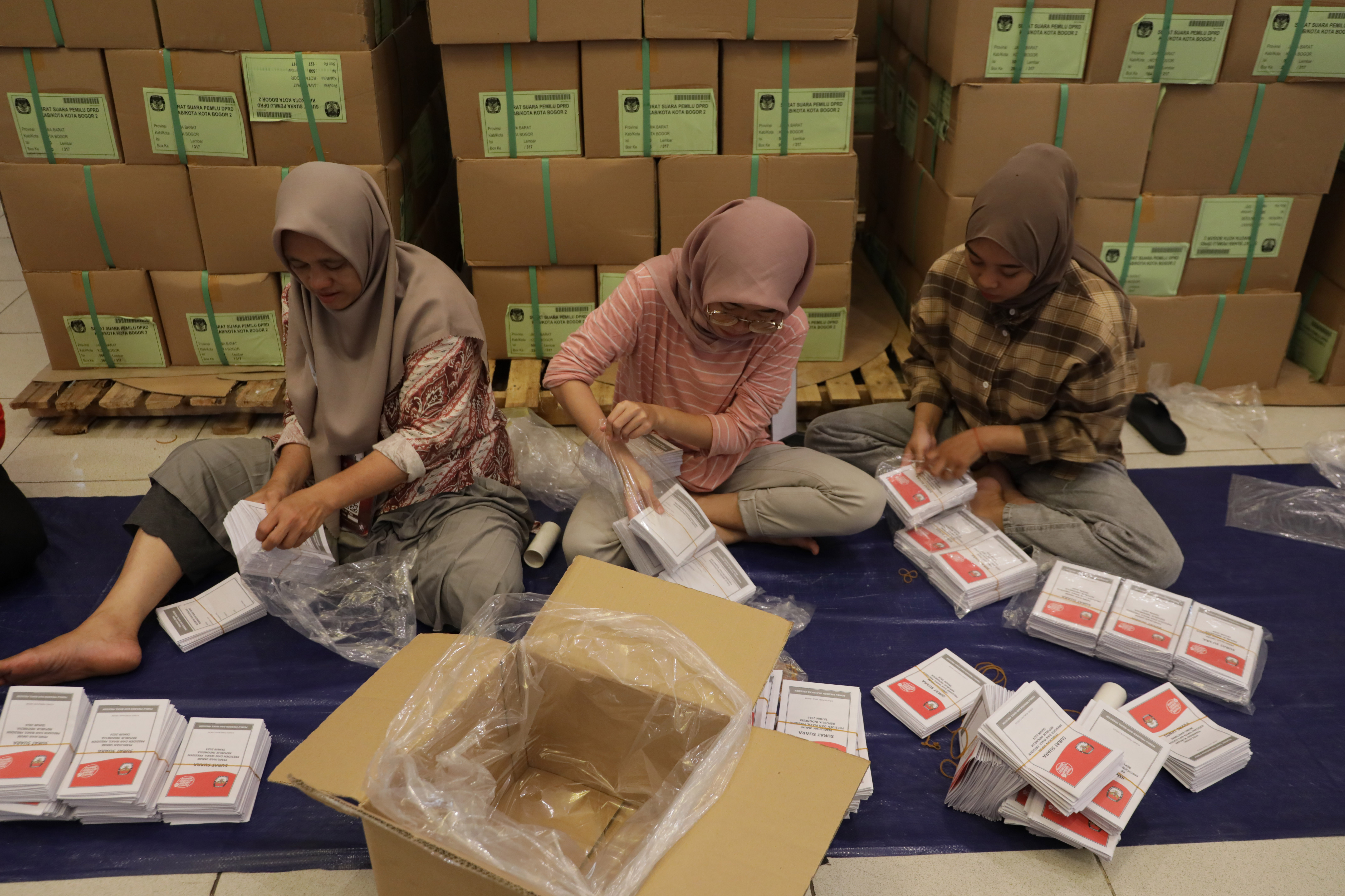 Pekerja menyelesaikan sortir dan melipat surat suara Pemilu Presiden dan Wakil Presiden 2024 