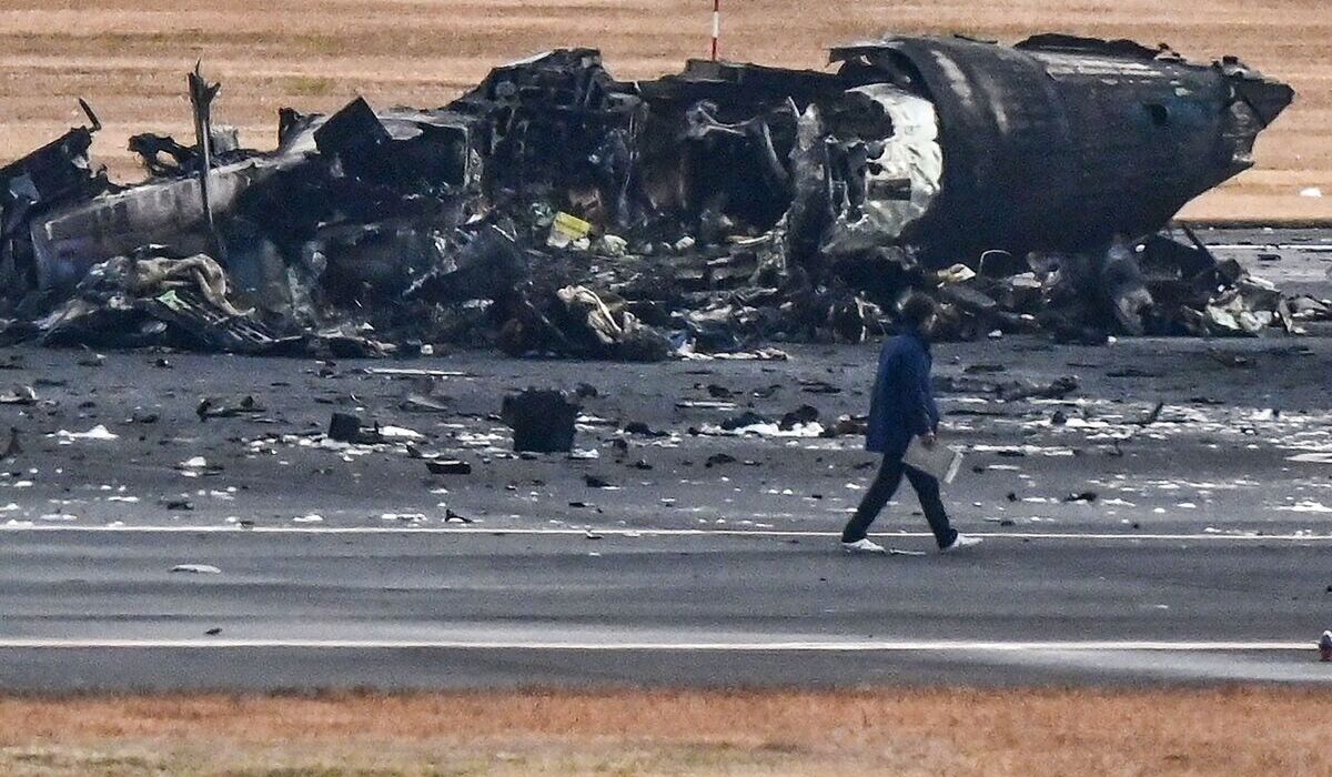Bangkai pesawat Japan Airlines yang terbakar di Bandara Haneda, Jepang, 2 Januari 2024.