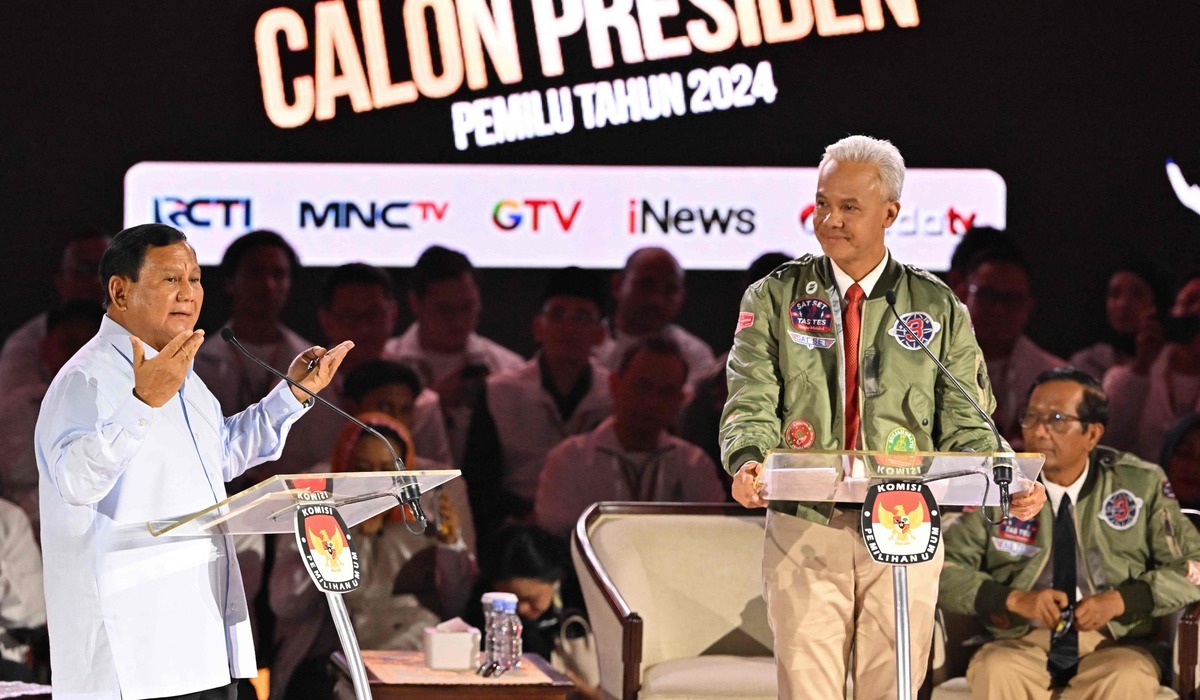 Capres Prabowo Subianto dan Ganjar Pranowo, di debat capres ketiga, Minggu, 7 Januari 2024.