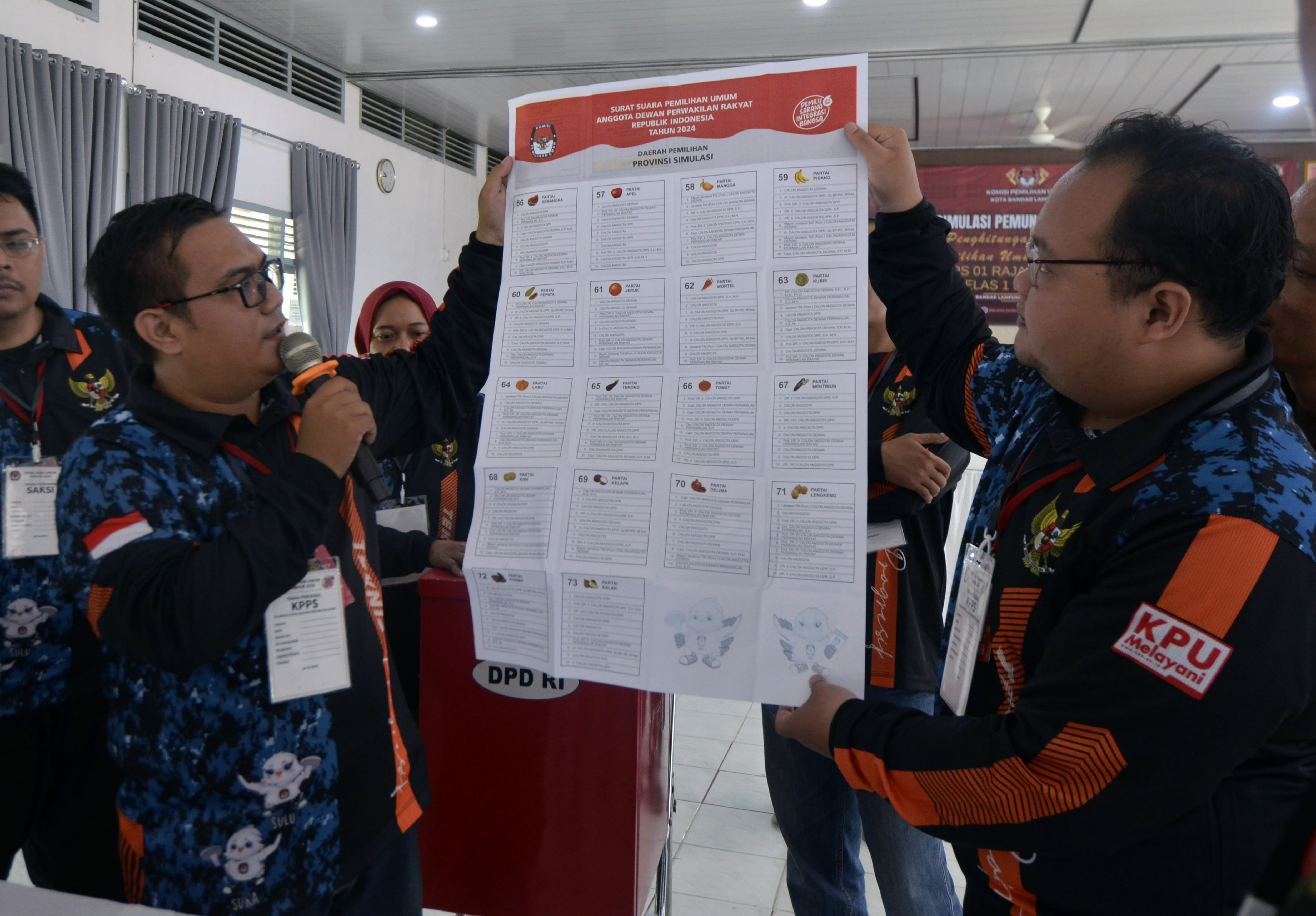  Petugas Kelompok Penyelenggara Pemungutan Suara (KPPS) melakukan perhitungan surat suara dalam simulasi 