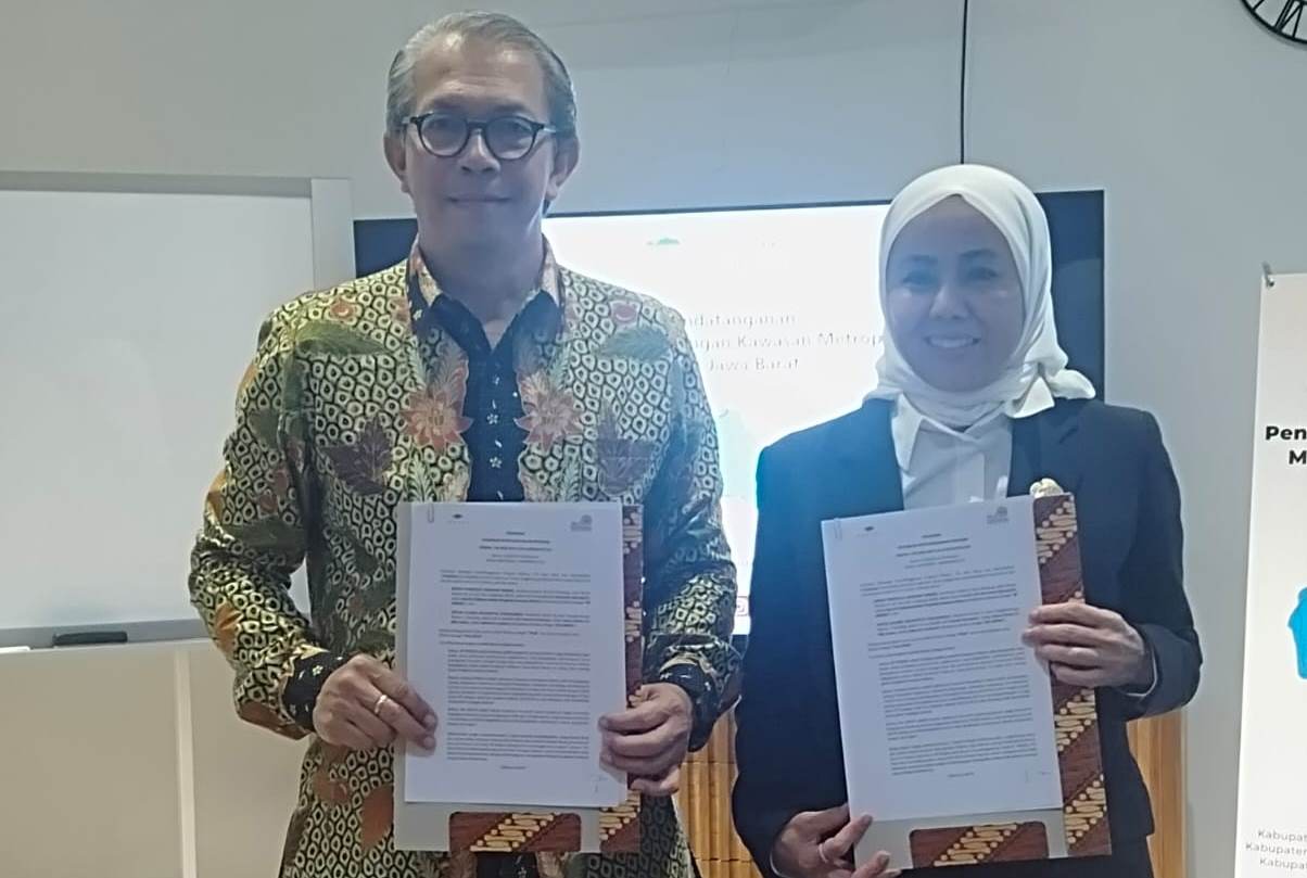 Kepala Pelaksana BP Rebana Bernardus Djonoputro dan Ketua IKA Unpad Irawati Hermawan menjalin kerja sama pengembangan wilayah Rebana.