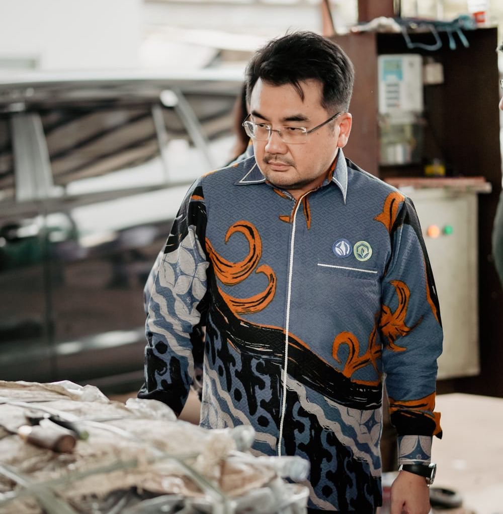 Managing Director PT Amandina Bumi Nusantara, Suharji Gasali, mengamati produk daur ulang.